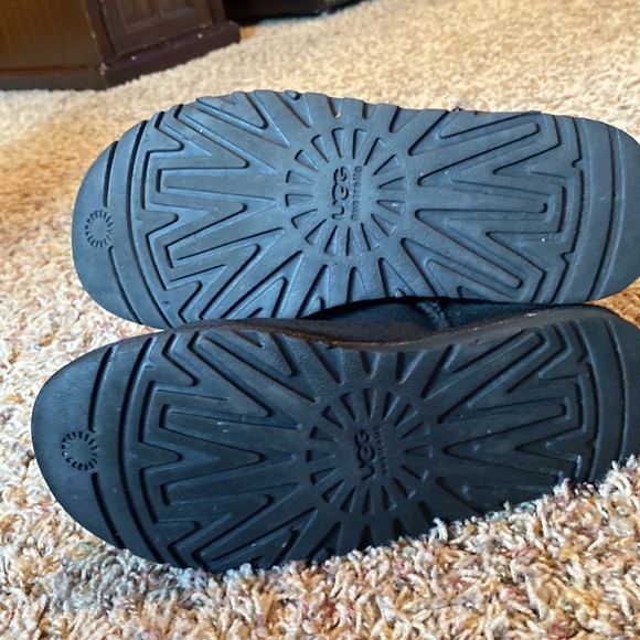 Ugg classic boots size 6 in black. - Picture 6 of 6